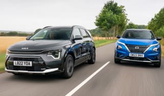 Kia Niro and Nissan Juke - front tracking